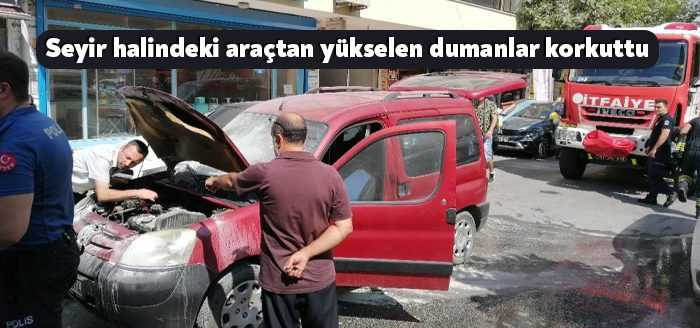 Kocaeli'nin Gebze ilçesinde seyir halindeki hafif ticari araçtan dumanlar yükseldi.