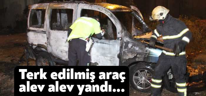 Kocaeli’de terk edilmiş halde bulunan araçta yangın çıktı. Alevlere teslim