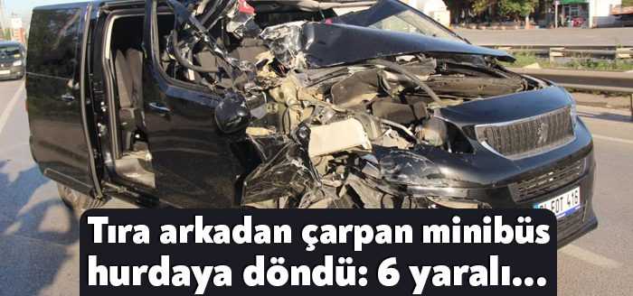 D-100 Karayolu Kocaeli geçişinde bir minibüsün önünde seyreden tıra arkadan