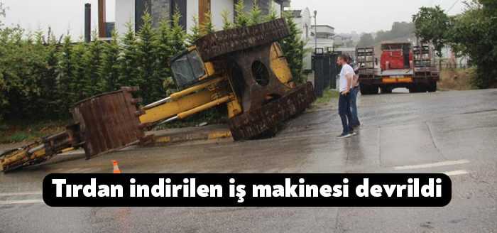 Kocaeli’de iş makinesi, yüklü olduğu tırdan indirildiği esnada devrildi. Kazada