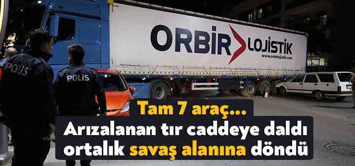Kocaeli’nin Darıca ilçesinde bir sokakta dururken arıza yapan tır, caddeye
