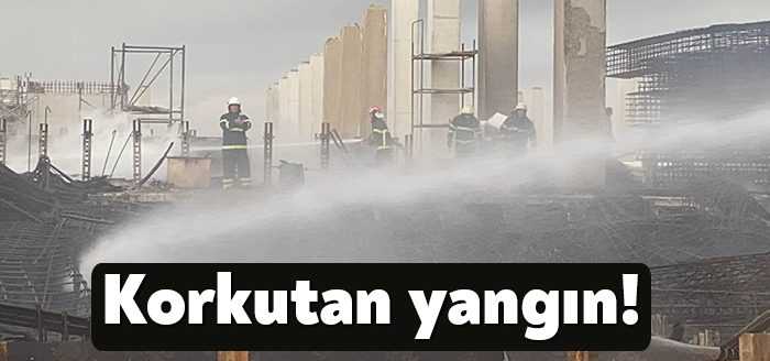 Kocaeli'nin Dilovası ilçesinde bulunan bir fabrika inşaatında plastik kalıpların alev
