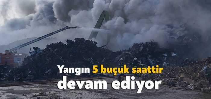 Kocaeli’nin Dilovası ilçesinde bir fabrikaya ait hurdalıkta çıkan yangını söndürme