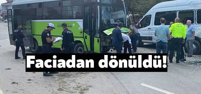 Kocaeli'nin Darıca ilçesinde seyir halindeyken lastiği patlayan halk otobüsü, yol
