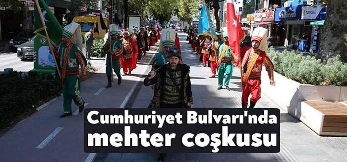 Kocaeli Büyükşehir Belediyesi Mehteran Takımı, Cumhuriyet Bulvarı’ndaki yürüyüşünde coşkulu marşlar