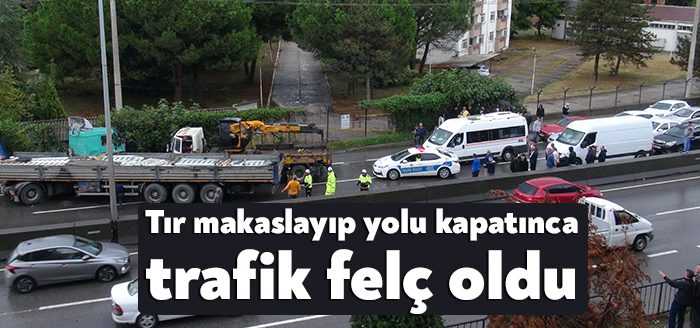 Kocaeli’de D-130 Karayolunda seyir halindeki bariyerlere çarpıp makaslayan tırın sürücüsü