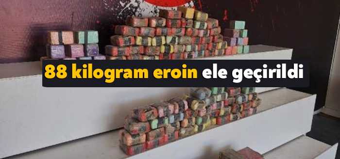 Kocaeli Emniyeti'nin operasyonu ile TEM Otoyolu'nda durdurulan yabancı plakalı bir