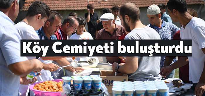 Kartepe Belediyesi’nin destekleriyle Eşme Ahmediye Mahallesi’nde “Köy Cemiyeti” programı düzenlendi.
