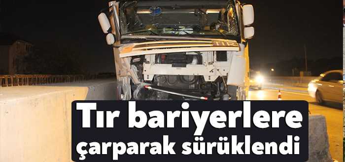 Kocaeli’nin Kartepe ilçesinde tırın beton bariyerlere çarparak sürüklendi kazada şans