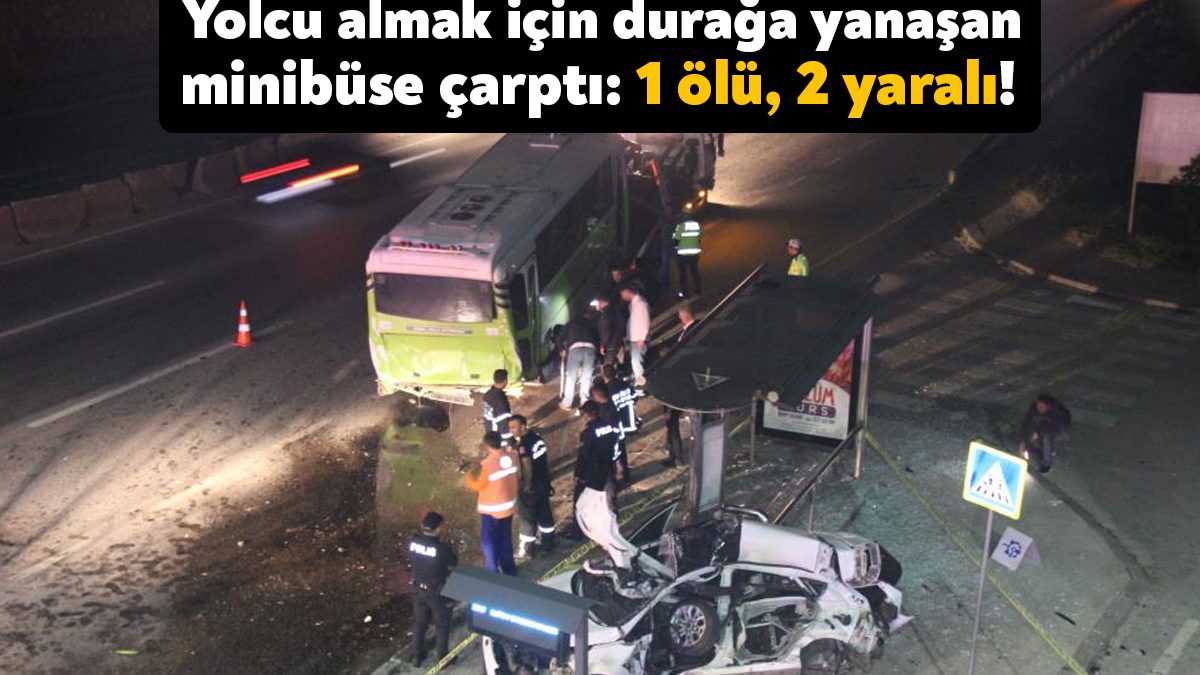 Kocaeli’nin İzmit ilçesinde otomobil, yolcu almak için durağa yanaşan özel