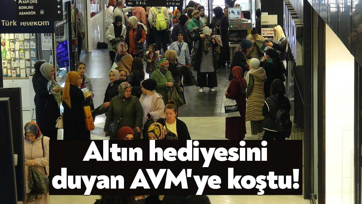Kocaeli'nde bir alışveriş merkezinde düzenlenen giyim festivalinde altın ve hediye