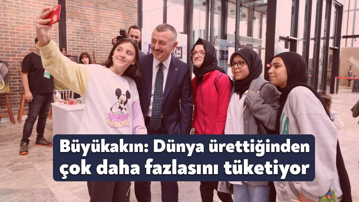 Başkan Büyükakın, Kongre Merkezinde düzenlenen Sıfır Atık Festivalinde atölyeleri dolaşarak,