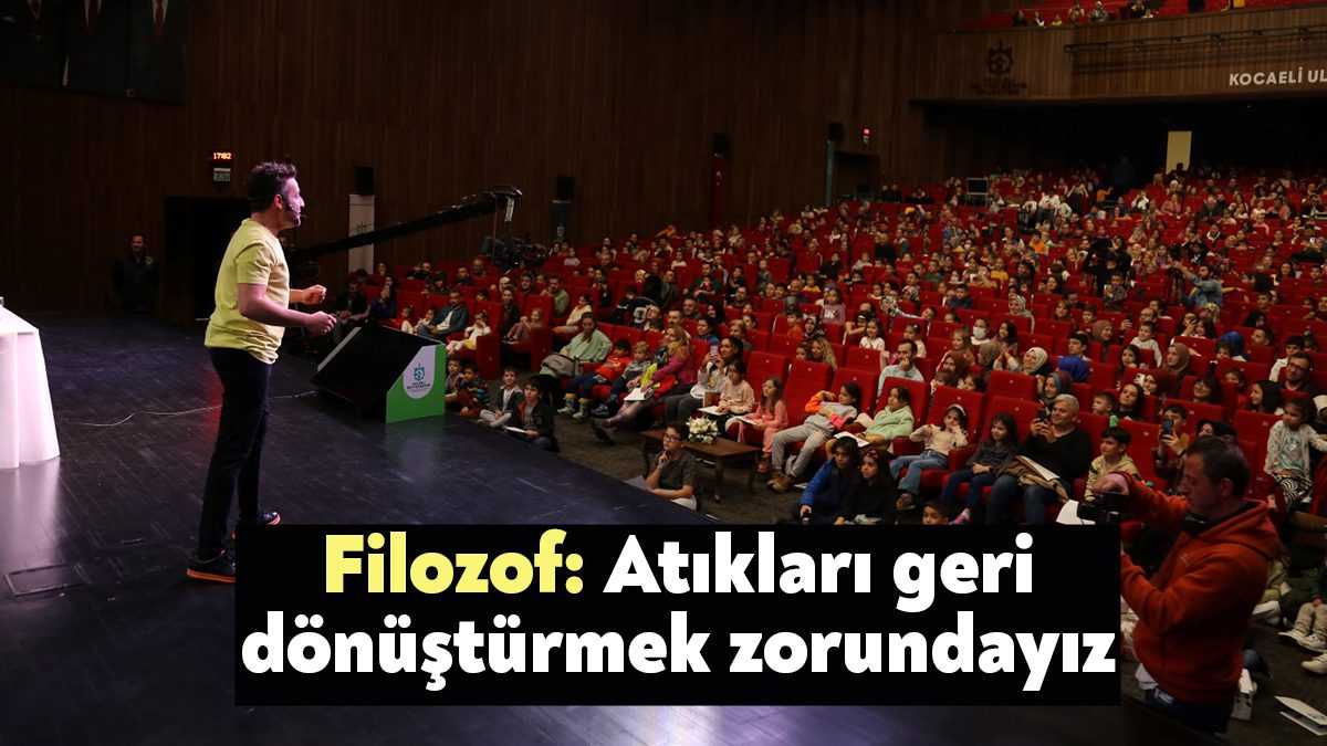Sürpriz Kutusu programının yüzü Lemi Filozof, çocukların yoğun ilgi gösterdiği
