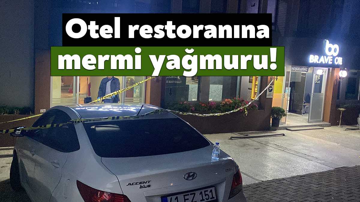 Kocaeli’nin Darıca ilçesinde bir otelin önüne yüzünde kar maskesiyle gelen