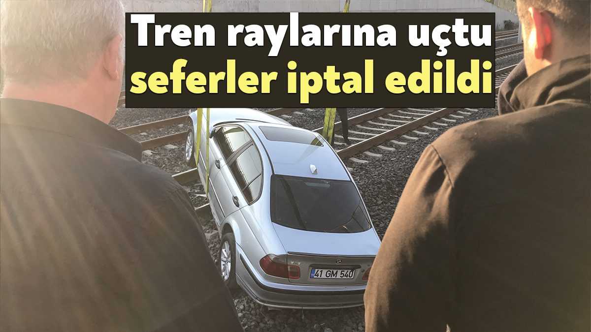 Kocaeli'de virajı alamayan lüks otomobil tren yoluna uçtu. Kazadan dolayı