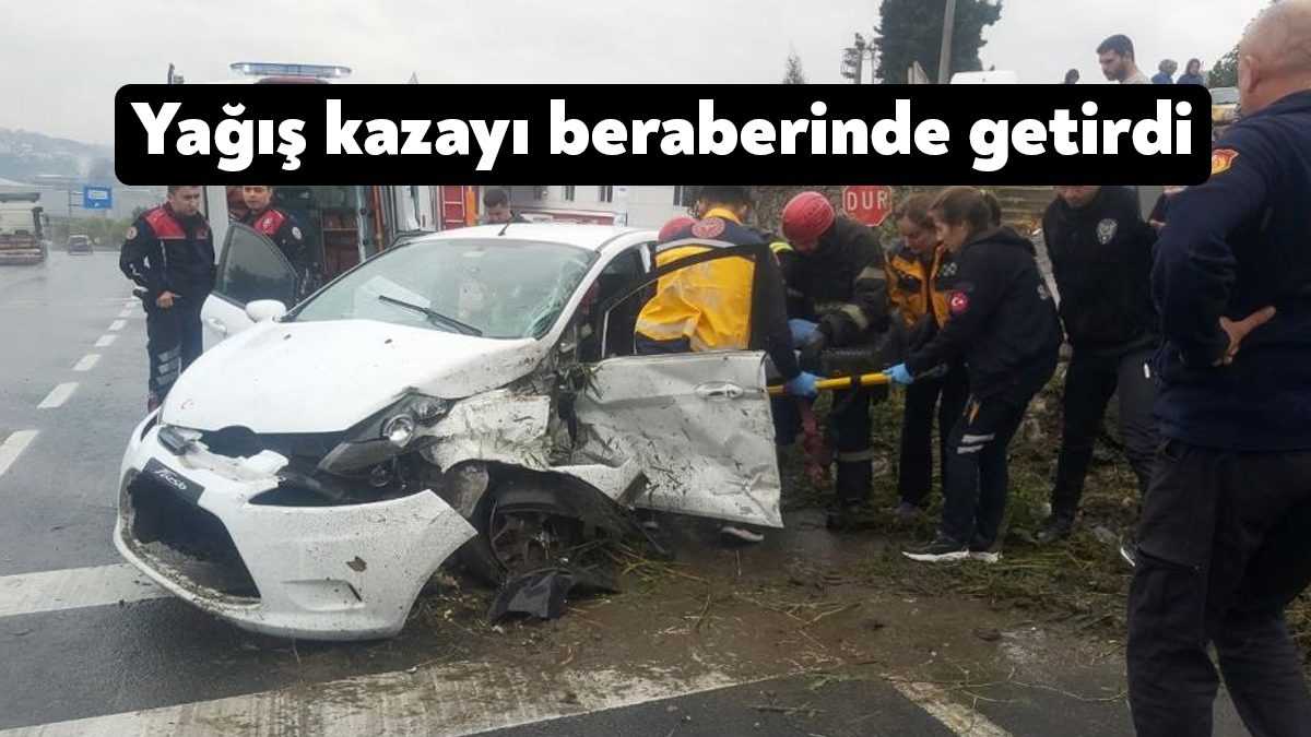 Kocaeli’nin Kartepe ilçesinde hafif ticari araç ve otomobilin kafa kafaya