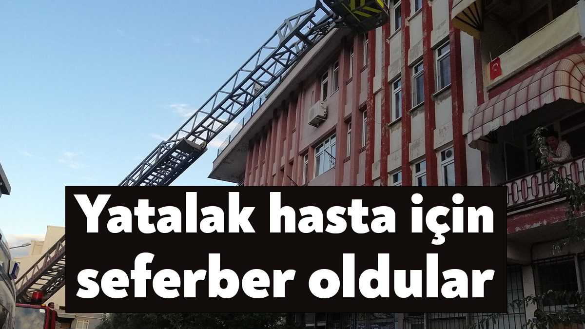 Kocaeli'nin Derince ilçesinde rahatsızlanan yatalak hasta, itfaiye ekipleri tarafından evinden