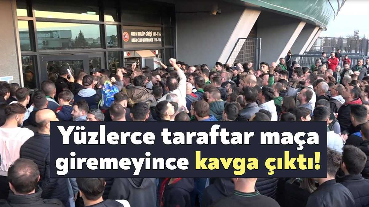 Bilet basılmadığı için stada giremeyen Kocaelispor taraftarının tepkisi sırasında kalabalığın