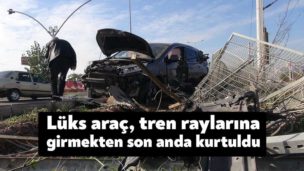 Kocaeli'de seyir halindeki araç, sürücünün kontrolünden çıkarak tren yolunun demir
