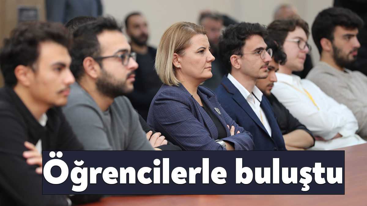 Kocaeli Üniversitesi Makine Mühendisliği Kulübü’nün toplantısında konuşan İzmit Belediye Başkanı