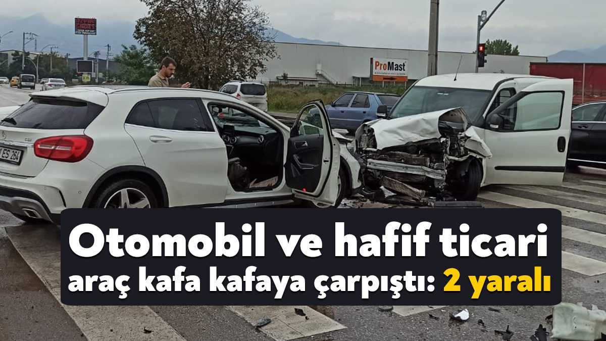 Kocaeli'nin Kartepe ilçesinde hafif ticari araç ve otomobilin kafa kafaya
