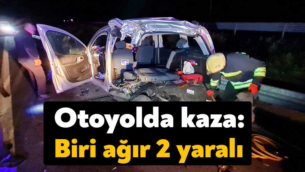 Kocaeli’nin Gebze ilçesi Kuzey Marmara Otoyolu’nda tırın çarptığı otomobil paramparça