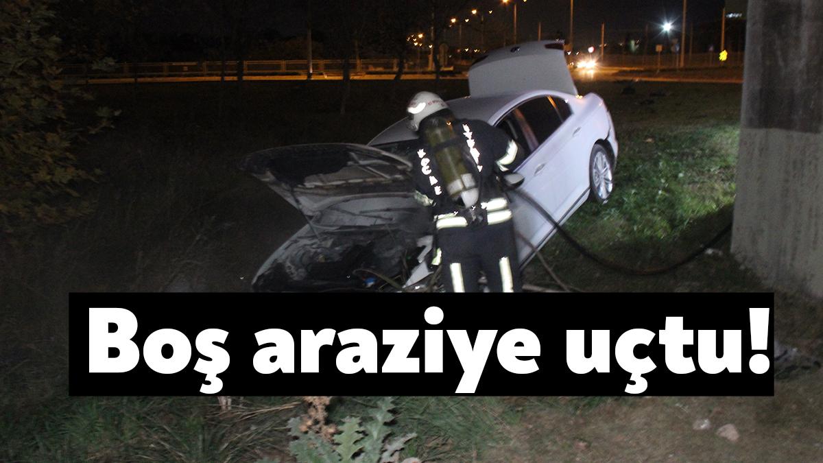 Kocaeli’nin Başiskele ilçesinde sürücüsünün kontrolünden çıkan otomobilin boş araziye uçtuğu