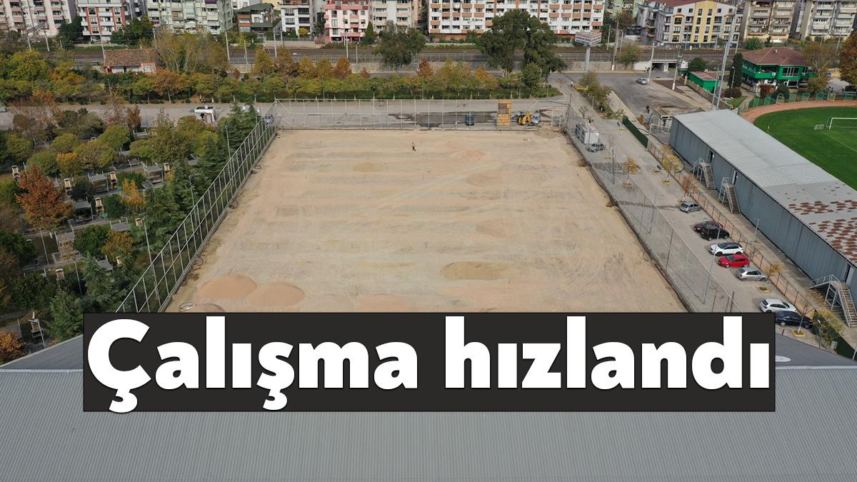 Körfez Alparslan Türkeş Spor Kompleksi’ndeki yenileme çalışmaları kapsamında sahanın mıcır