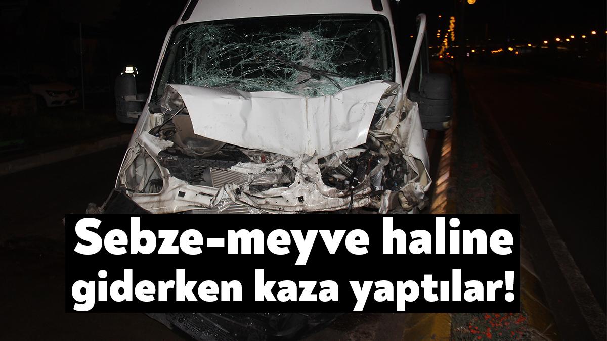 Kocaeli'nin İzmit ilçesinde sebze-meyve haline giden kapalı kasa kamyonetin, kamyona