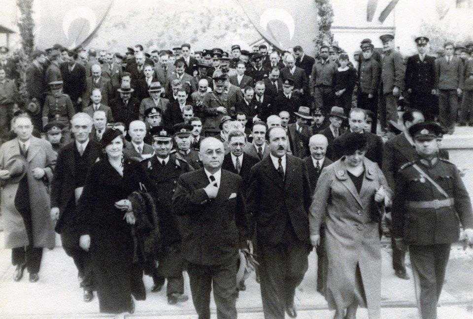Sekanin Acilis Toreninde Celal Bayar ve Mehmet Ali Kagitci 1936