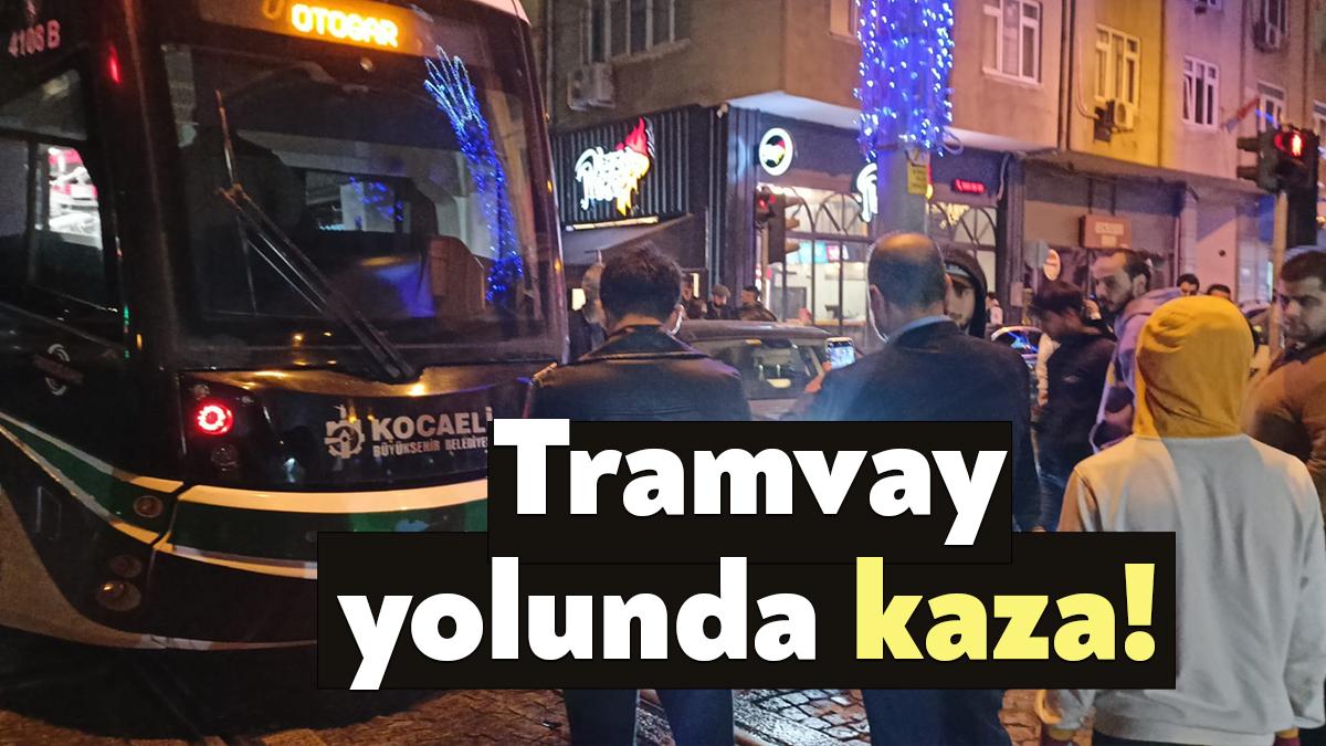 İzmit'te seyir halinde olan tramvay aniden yola fırlayan otomobile çarptı