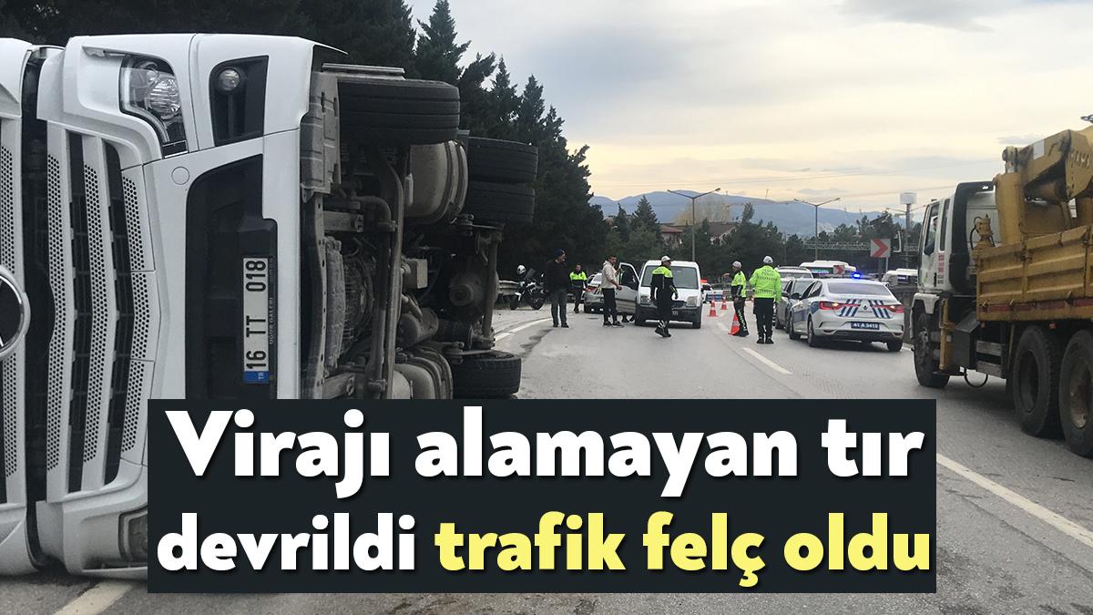 Kocaeli’de virajı alamayan kurşun yüklü tır, yol kenarında devrildi. Kazadan