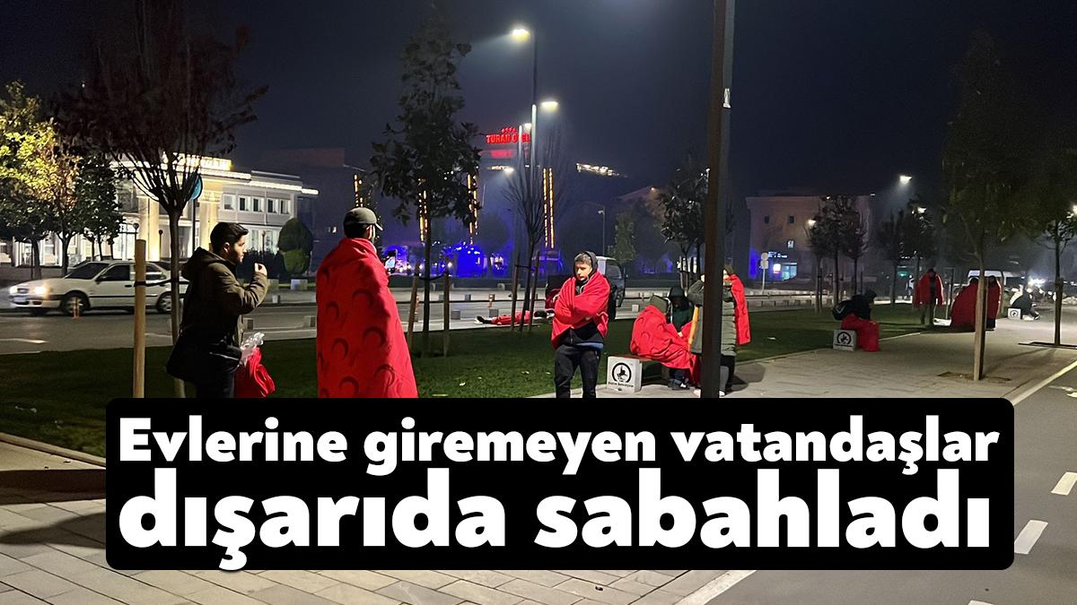 Düzce'de meydana gelen 5,9 büyüklüğündeki depremin ardından tedbir amaçlı evlerine