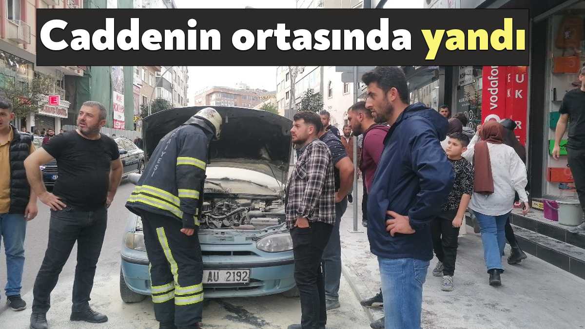 Kocaeli'nin Gebze ilçesinde seyir halindeki otomobilde çıkan yangın, esnafın müdahalesiyle
