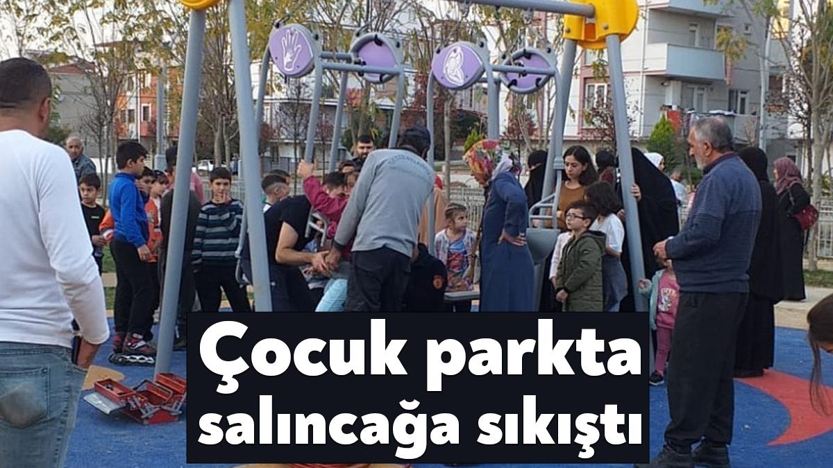 Kocaeli’nin Darıca ilçesinde parkta oyun oynarken salıncağa sıkışan çocuk, itfaiye