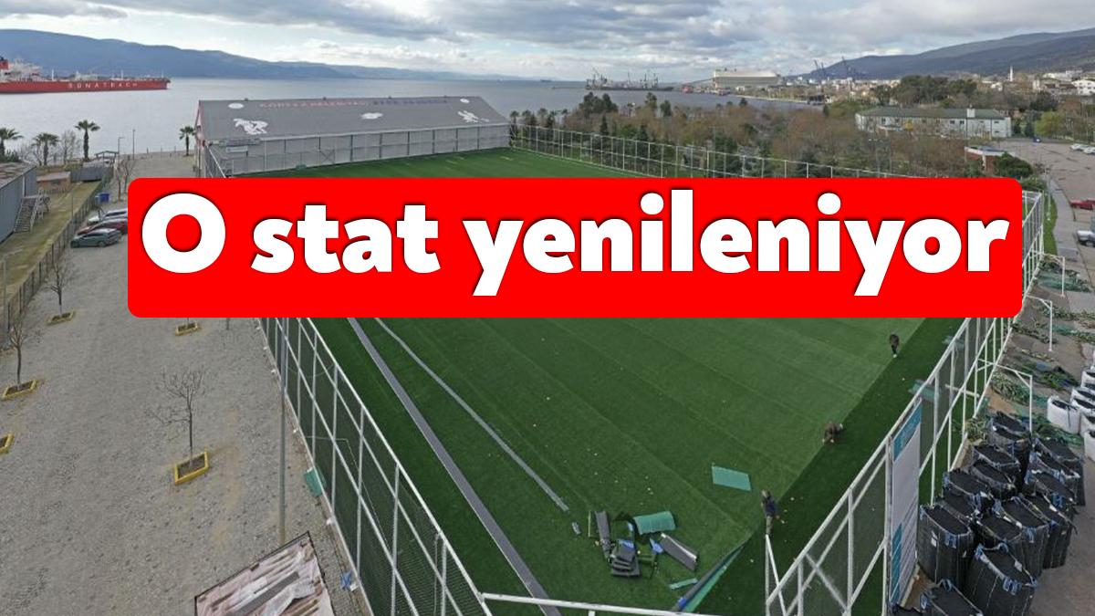Körfez Alparslan Türkeş Spor Kompleksi’ndeki yenileme çalışmaları kapsamında sahanın sentetik