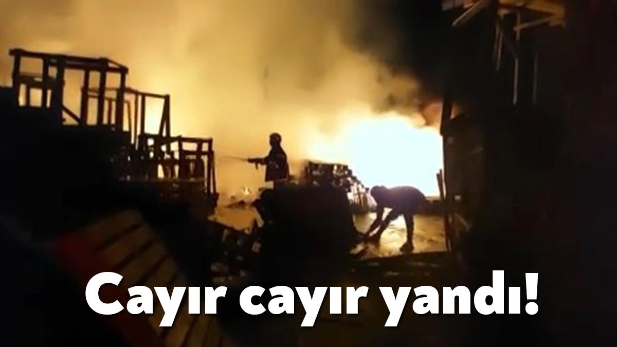 Kocaeli'nin Gebze ilçesinde bir geri dönüşüm fabrikasının önünde bulunan plastik