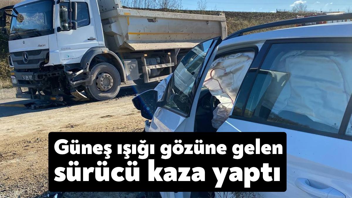 Kocaeli'nin İzmit ilçesinde kamyona çarpan otomobil hurdaya döndü. Yaralanan otomobil