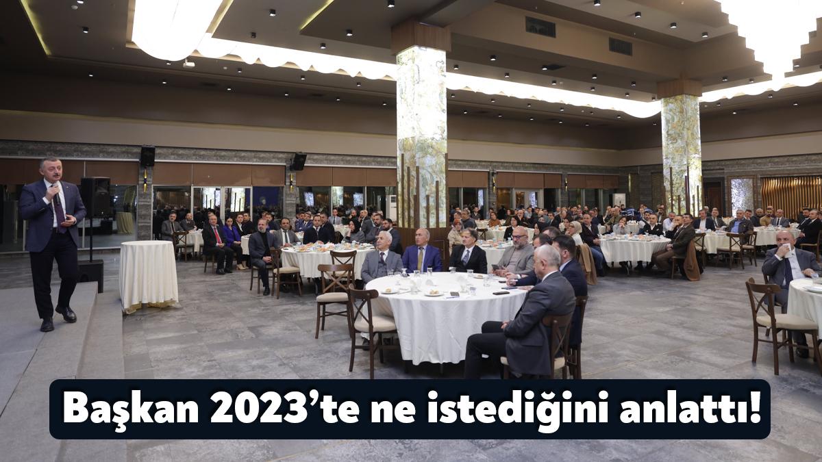 Kocaeli Büyükşehir Belediye Başkanı Tahir Büyükakın belediye personeli ile bir