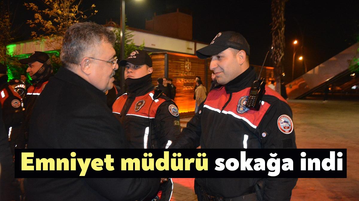  Kocaeli İl Emniyet Müdürü Veysal Tipioğlu, yeni yılı sokakta karşıladı.