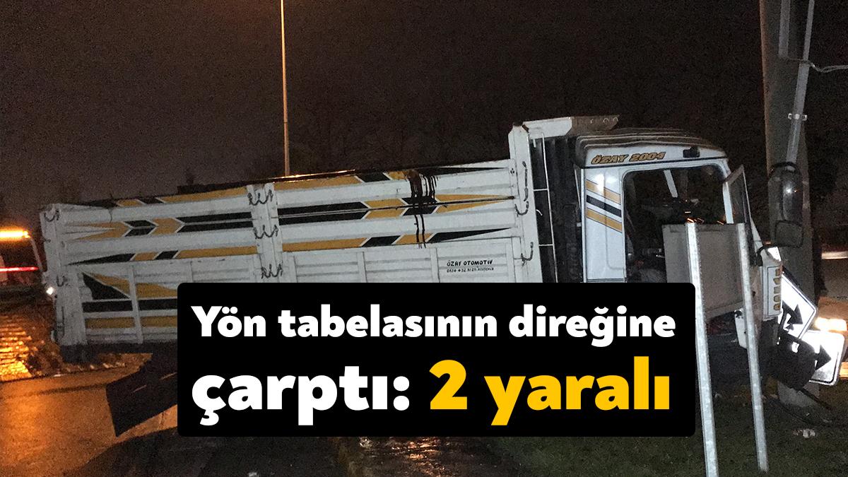 Kocaeli’de kamyonet sürücüsü yol ayrımındaki trafik levhasının direğine çarparak kaza
