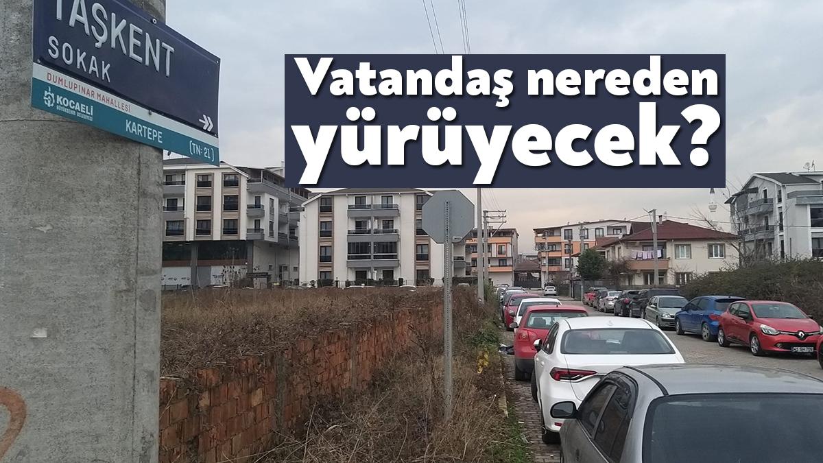 Kocaeli’de otopark sorunu devam ediyor. Kaldırımlar otopark olarak kullanılıyor ve