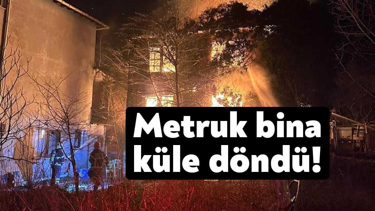 Kocaeli'de dün gece saatlerinde çıkan yangında metruk bina alevlere teslim