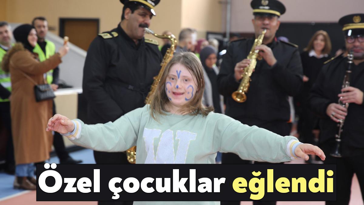Kocaeli’deki özel çocuklar, kendileri için düzenlenen ortak doğum günü programında