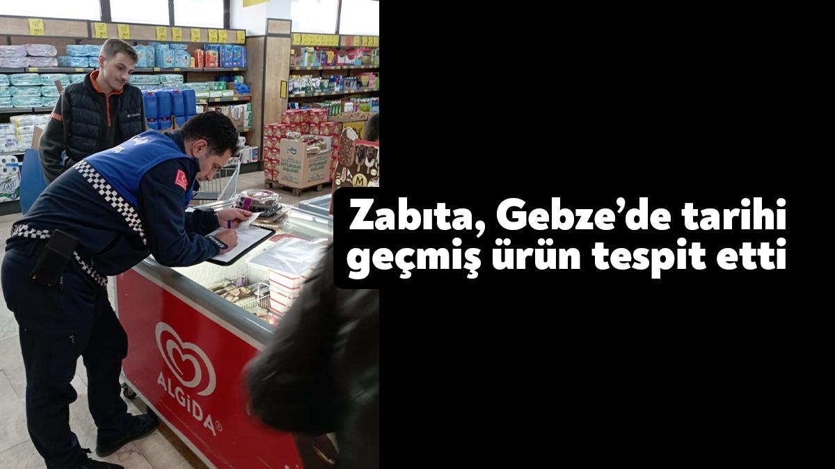 Büyükşehir Zabıta ekipleri, reyonlarında tarihi geçmiş gıda ürünleri bulunduran Gebze’deki