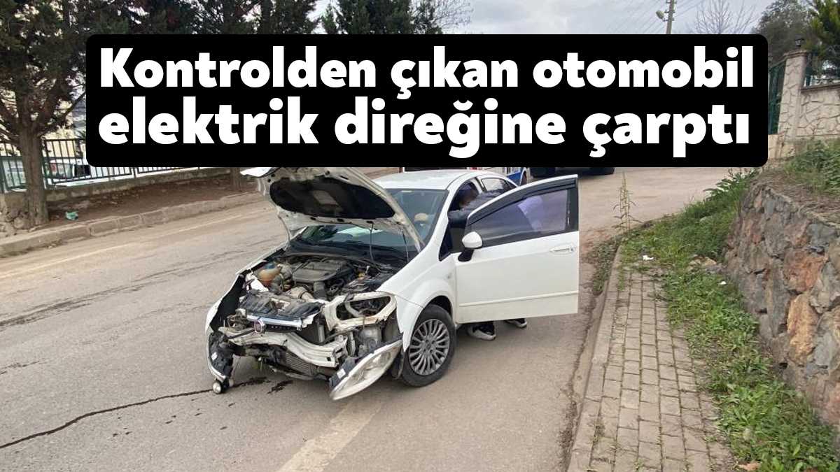 Kocaeli’nin İzmit ilçesinde sürücüsünün direksiyon hakimiyetini kaybettiği otomobil elektrik direğine