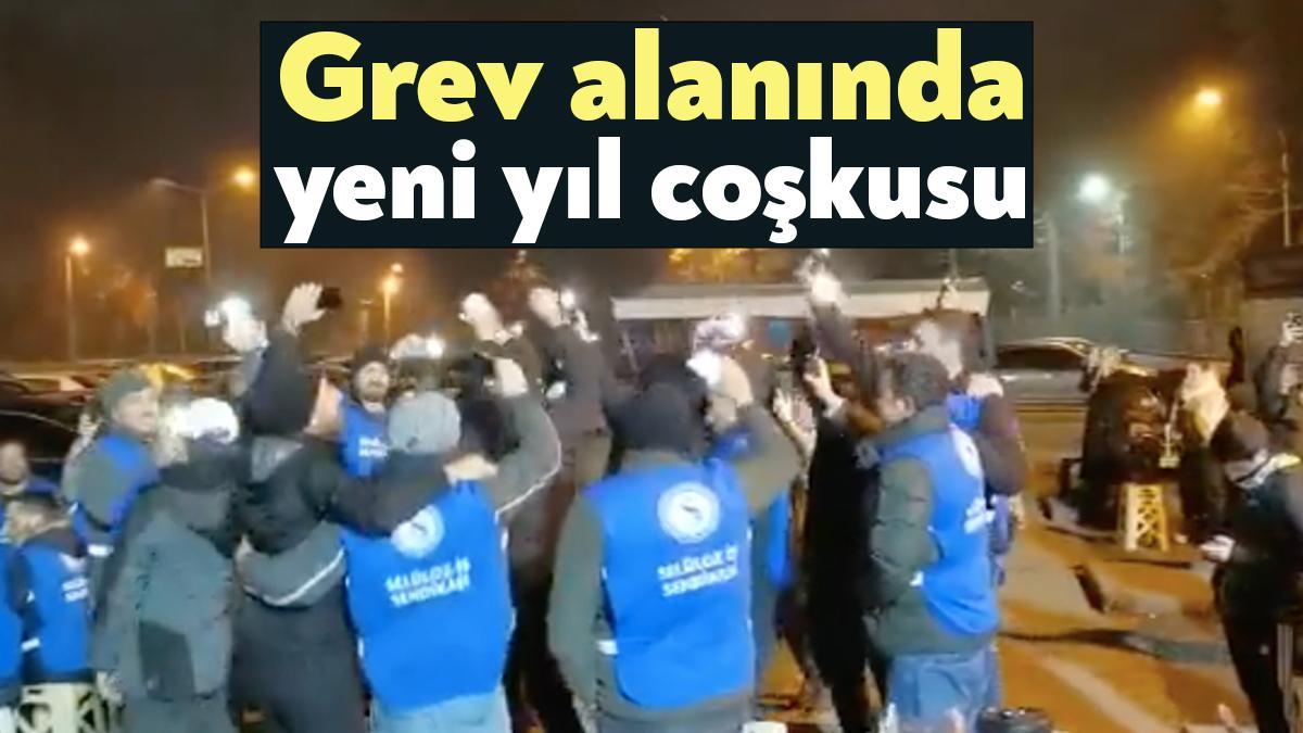 Kartonsan’da başlayan grev devam ediyor. İşçiler, 2023 yılını fabrika önünde