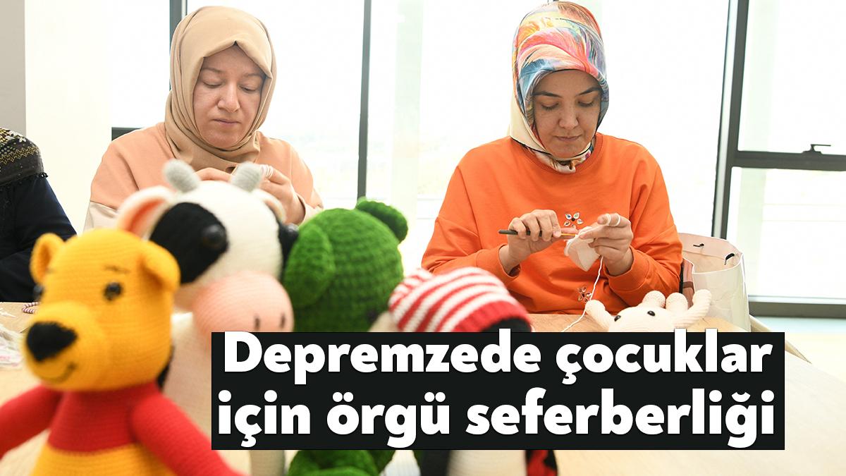 Çayırova Belediyesi'nin örgü kursuna katılan kursiyerler depremzede çocuklar için atkı,