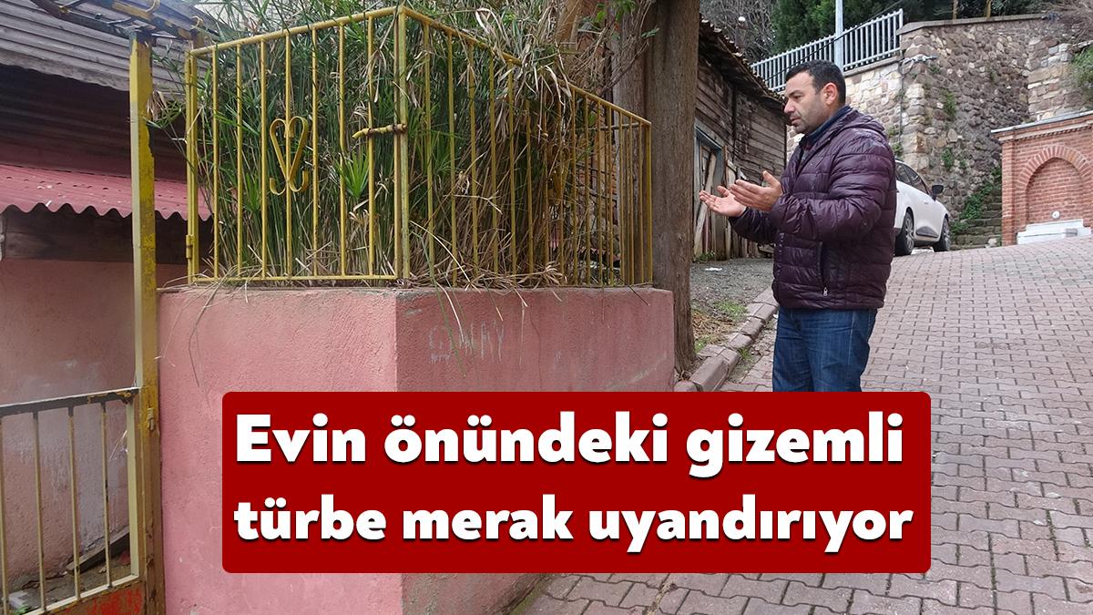 Kocaeli'nin İzmit ilçesinde yol kenarındaki bir evin önünde yer alan