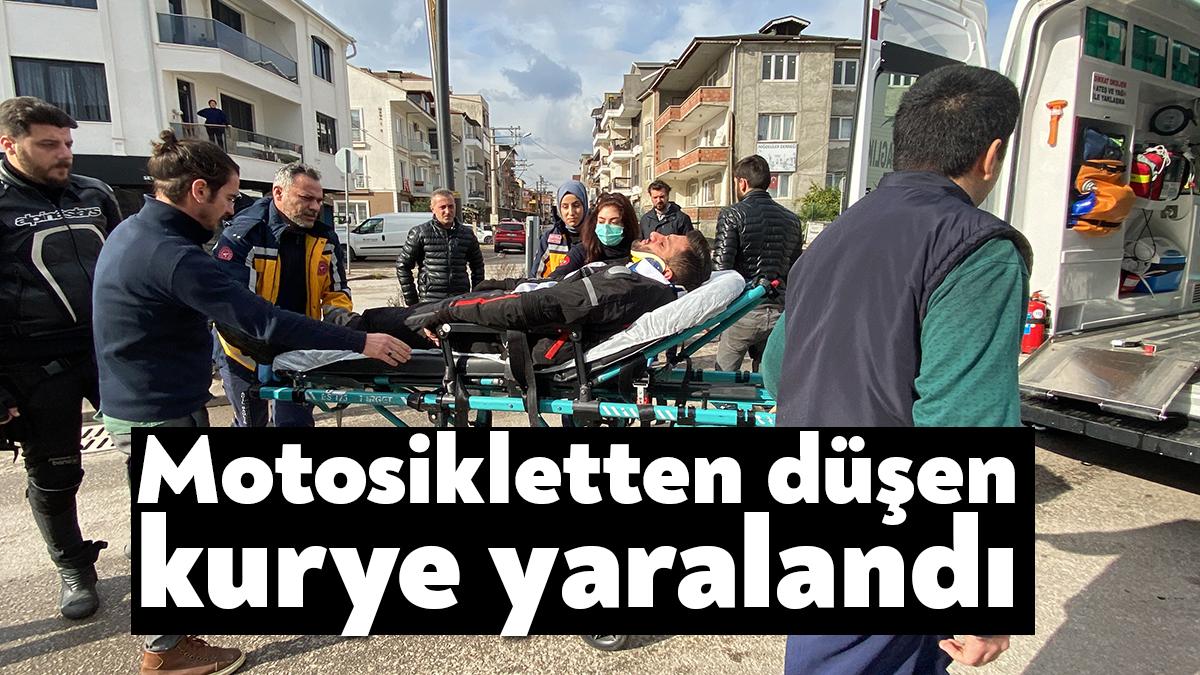 Kocaeli'nin İzmit ilçesinde motosikletin hakimiyetini kaybeden kurye düşerek yaralandı.